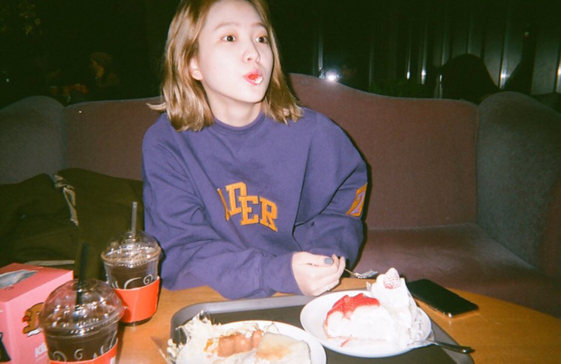 5REDVELVET's tweet photo. 180202 ron_sae Instagram update with #YERI
https://t.co/kw4YxmrkVI https://t.co/0pz2MkTvI4