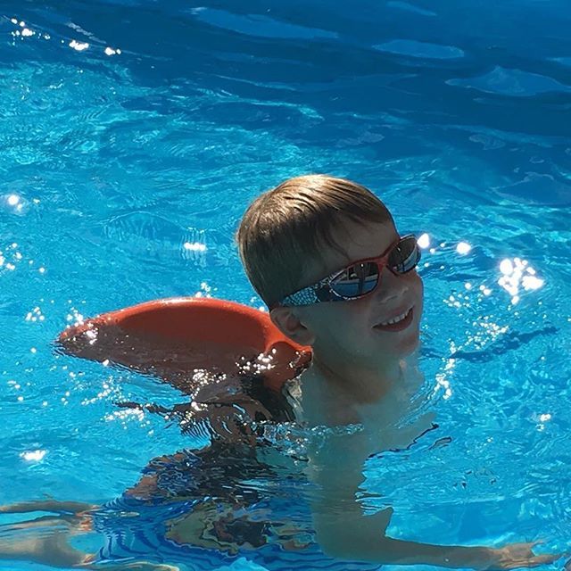 SwimFinGB's tweet photo. Confidence! Independence! SwimFin delivers it by the bag load! Your child is well supported in the water and has freedom to move their arms and legs thanks to SwimFin’s unique design. What a brilliant #swimmingaid to start your child off in the water the right way! #watersaf… https://t.co/m0z7sl5MkI