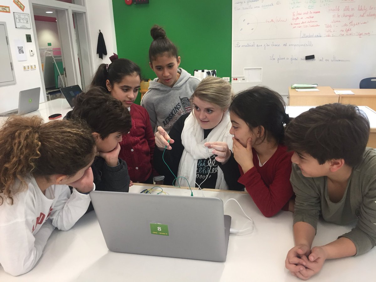 norahamzeh's tweet photo. Having a go with #makey makey #creativity #MakersHour #MakerSpace https://t.co/b8y8pVrSIn