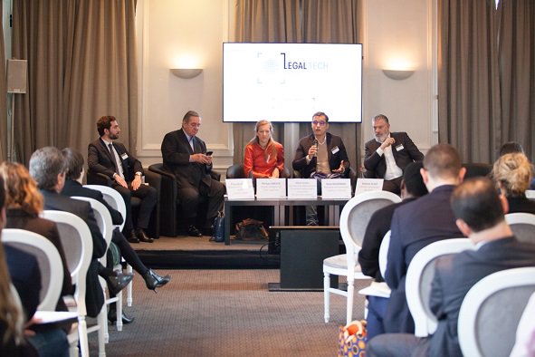 Carrieresjuridi's tweet photo. "Aujourd’hui, l’exercice du métier d’avocat tend bel et bien vers la délégation d’une partie de son activité à des robots" @LegalTechShow @TropheesduDroit #legaltech18 https://t.co/646vnYr7dD https://t.co/UAhqCGXNBw