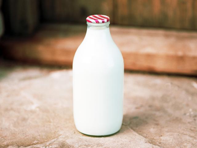 "Almond milk: quite good for you – very bad for the planet. Mostly grown in drought-hit California – it needs millions of litres of water to be produced." We'll stick to real milk 😉🥛 #FebruDairy #TeamDairy  amp.theguardian.com/lifeandstyle/s…