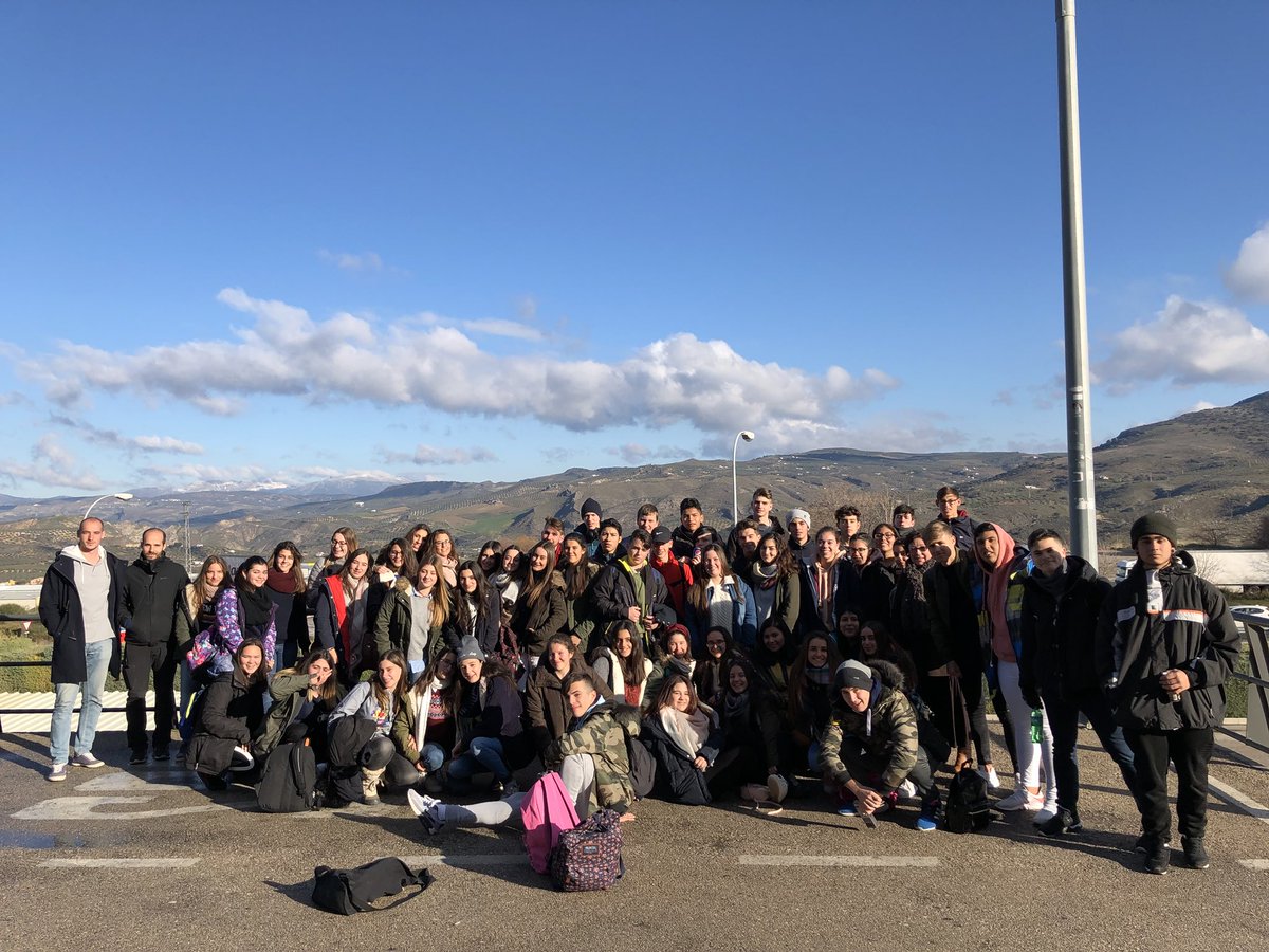 SAFASanLuis's tweet photo. Comenzamos el viaje de estudios, ¡ya vemos nieve!. No nos podemos imaginar arriba!!! 🤪. #viaje4ESO #Granada #misProfesMolan #safasanluis #dxtsafa https://t.co/Zgd4gX4GJQ