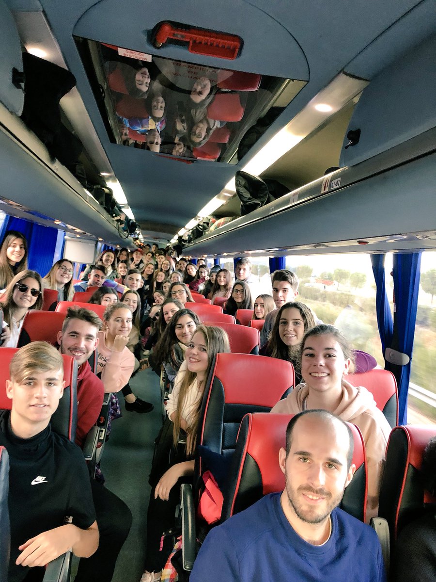 SAFASanLuis's tweet photo. Comenzamos el viaje de estudios, ¡ya vemos nieve!. No nos podemos imaginar arriba!!! 🤪. #viaje4ESO #Granada #misProfesMolan #safasanluis #dxtsafa https://t.co/Zgd4gX4GJQ