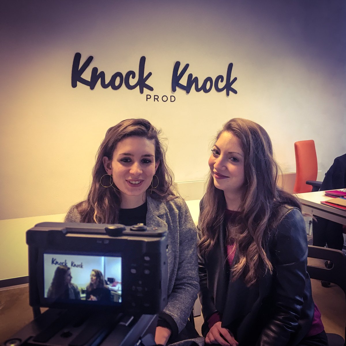 KnockKnockProd's tweet image. Hier, @KnockKnockProd se prêtait au jeu d&apos;enregistrer une vidéo de bienvenue pour les participants de #BoostYourProject qui débarqueront bientôt au #VillagePartenaire 😃👍 ! Un vent de jeunesse engagée souffle sur l’entreprenariat ✨💨 !