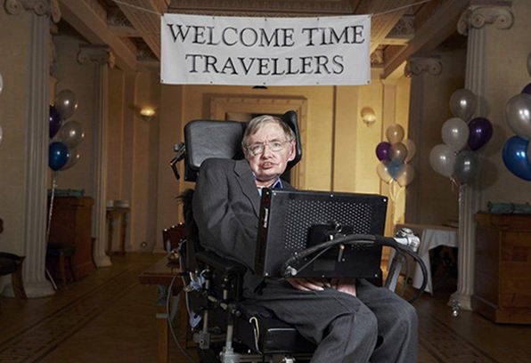 marin_eben's tweet photo. En 2009, Stephen Hawking a organisé une soirée à Cambridge ouverte à n'importe qui, avec open-champagne et tout. Seulement, il n'a envoyé les invitations qu'après la fête, pour que seuls les gens venus du futur s'y rendent. Il a passé la soirée tout seul. https://t.co/K1Taiou3Rg https://t.co/ihoZNJku4C