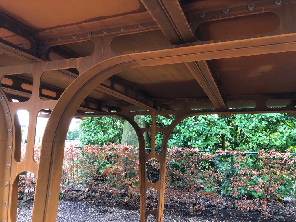 Pietsfabriek's tweet photo. "Een #carport...? Het lijkt wel een oud treinstation." En laat dat nu net de bedoeling zijn. 
Meer info: https://t.co/8HJLI5Jdag 
#cortenstaal #grootseplannen https://t.co/JtGH2BztYJ