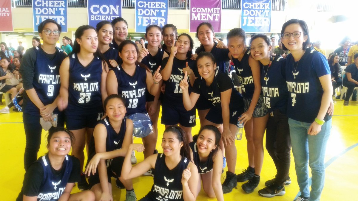 dinzlee's tweet photo. I love you girlies. @UnaPamplona til the end. 😢😢😢💙💙💙 #UnaPamplona #StillRisePhoenixes https://t.co/WObnDEpUyT