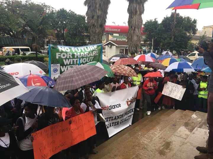 hardie1982's tweet photo. Citizens in Zimbabwe braced the hash weather to issue a strong statement against depletion of water sources.
@advocatemahere @PastorEvanLive @wateralliancez @matigary @ZimMediaReview @lilomatic @RamsarConv @UN_Water @UNESCO https://t.co/diuWYAYf1G