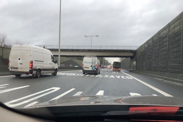 AutoWeek's tweet image. 'Last Night a DJ Saved My Life', staat sinds vanmorgen op het Vlaamse asfalt. Waarom? Dit: autoweek.nl/nieuws/44276/z…