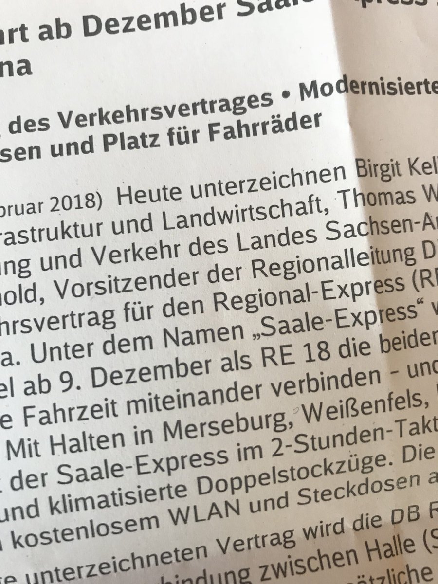 Philler007's tweet photo. Damit Bahnfahrten noch selbstverständlicher werden: Vertragsunterzeichnung für den Saale-Express RE 18 🚊 zwischen Jena und Halle. Ab Dezember 2018 im Zwei-Stunden-Takt, Fahrzeit eine Stunde. WLAN 📱und 30 Fahrradplätze 🚲inklusive. /KP https://t.co/saz7GQw6gp
