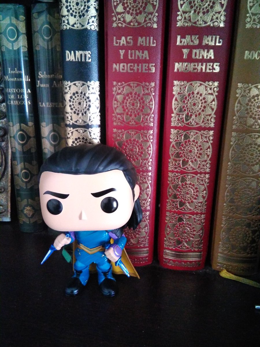 AbbieD_Arcy's tweet photo. El dios de las mentiras y el engaño ya está en mi estantería!!!! Jo que bonito es, gracias @BuhardiMarvel @CompraFriki_es #Loki #FunkoLoki #ThorRagnarok https://t.co/2NvtYZWCXd