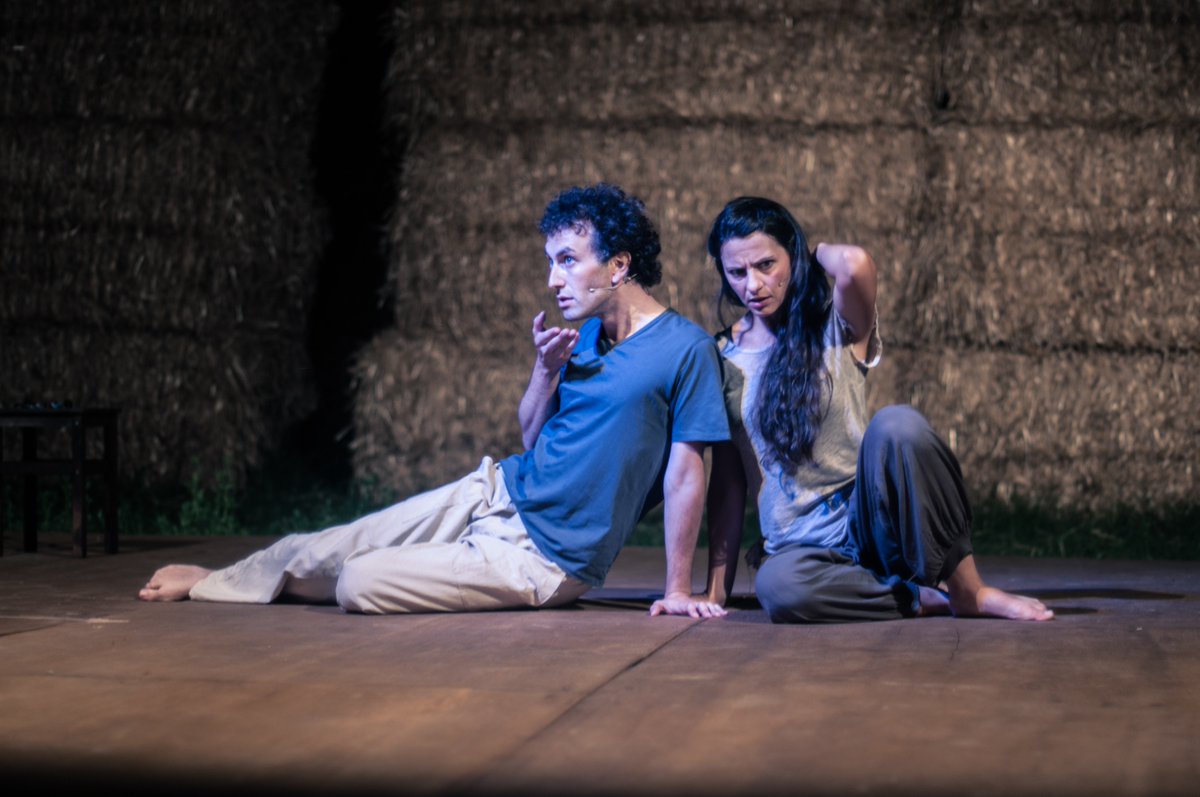 La compagnia @Sementerie Artistiche in"Lontanto blu"per la prima volta al
Uno spettacolo ambientato durante una prova teatrale,la creando un’atmosfera poetica che attraversa l’ironia il ricordo,la paura e la conciliazione. TEATRORIDOTTO.IT <a href="/corrierebologna/">Corriere di Bologna</a>  <a href="/Bologna_Eventi/">Luca Gazzotti</a>