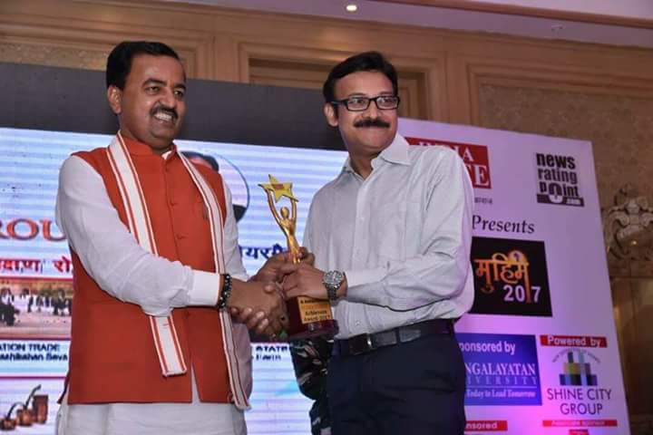 Best Arthopaedic surgeon doctor in moradabad ...Dr anurag agarwal awarded by keshav prashad maurya