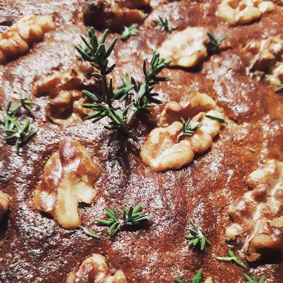 repeatandskate's tweet photo. A warming walnut banana bread, made using the ripest bananas, garnished with fresh thyme. Keep checking https://t.co/o4mYS63LHN for new ideas and hand-drawn recipes. I create fun, festive and flavorful dishes for custom all-occasion catering 💛😋 https://t.co/BpxAPIwI77