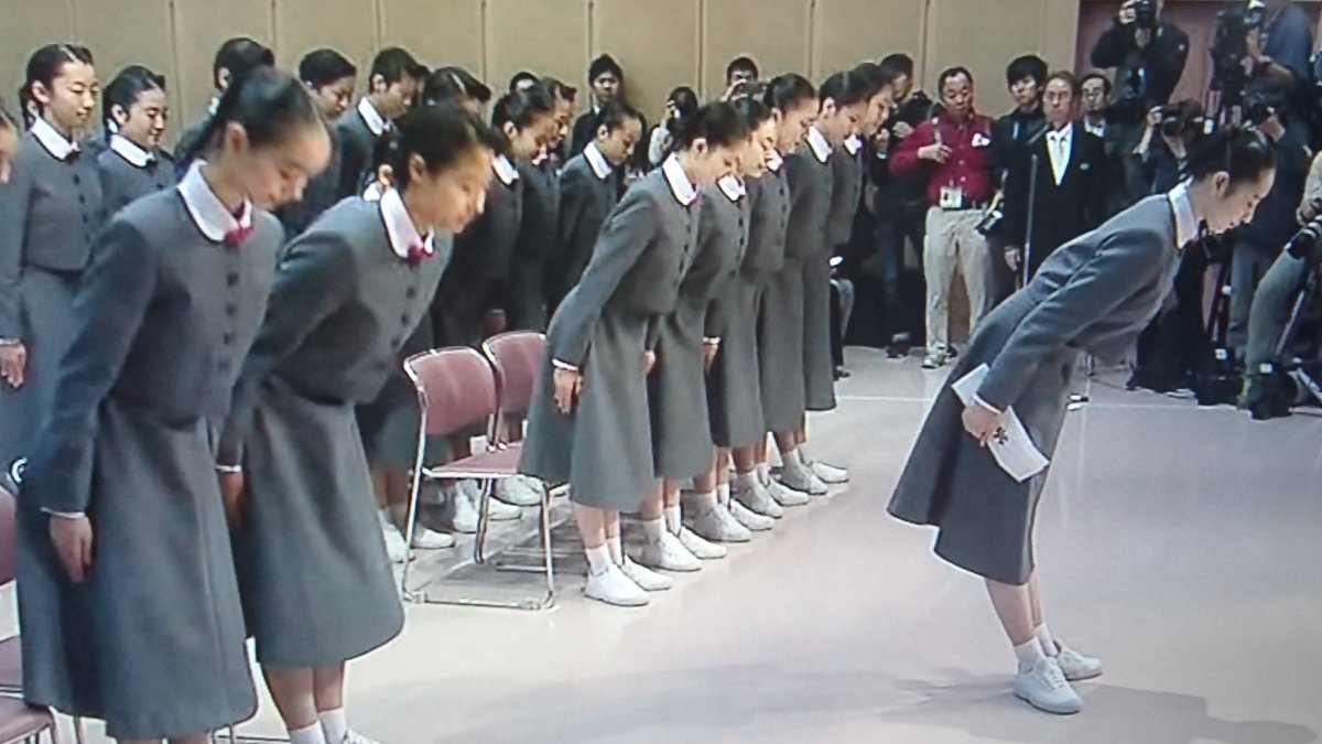 かな A Twitteren うわー凄い と思って見てたら途中出てくる お辞儀 のマナーが最悪でびっくり 海外企業の ベンツ や Disney の方が日本のお辞儀のマナーをきちんと研究されていらっしゃって好感が持てるなんて ちょっと残念 どうして宝塚の方々がされる