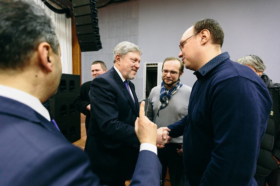 Псков - это и есть настоящая Россия. Здесь живут чудесные люди, но живут они в чудовищной бедности. И поэтому они хотят перемен, они верят в нас, поддерживают нас, а я верю в этих людей. Спасибо, Псков! И спасибо, Лев Шлосберг <a href="/LevShlosberg/">Лев Шлосберг</a> за организацию поездки!