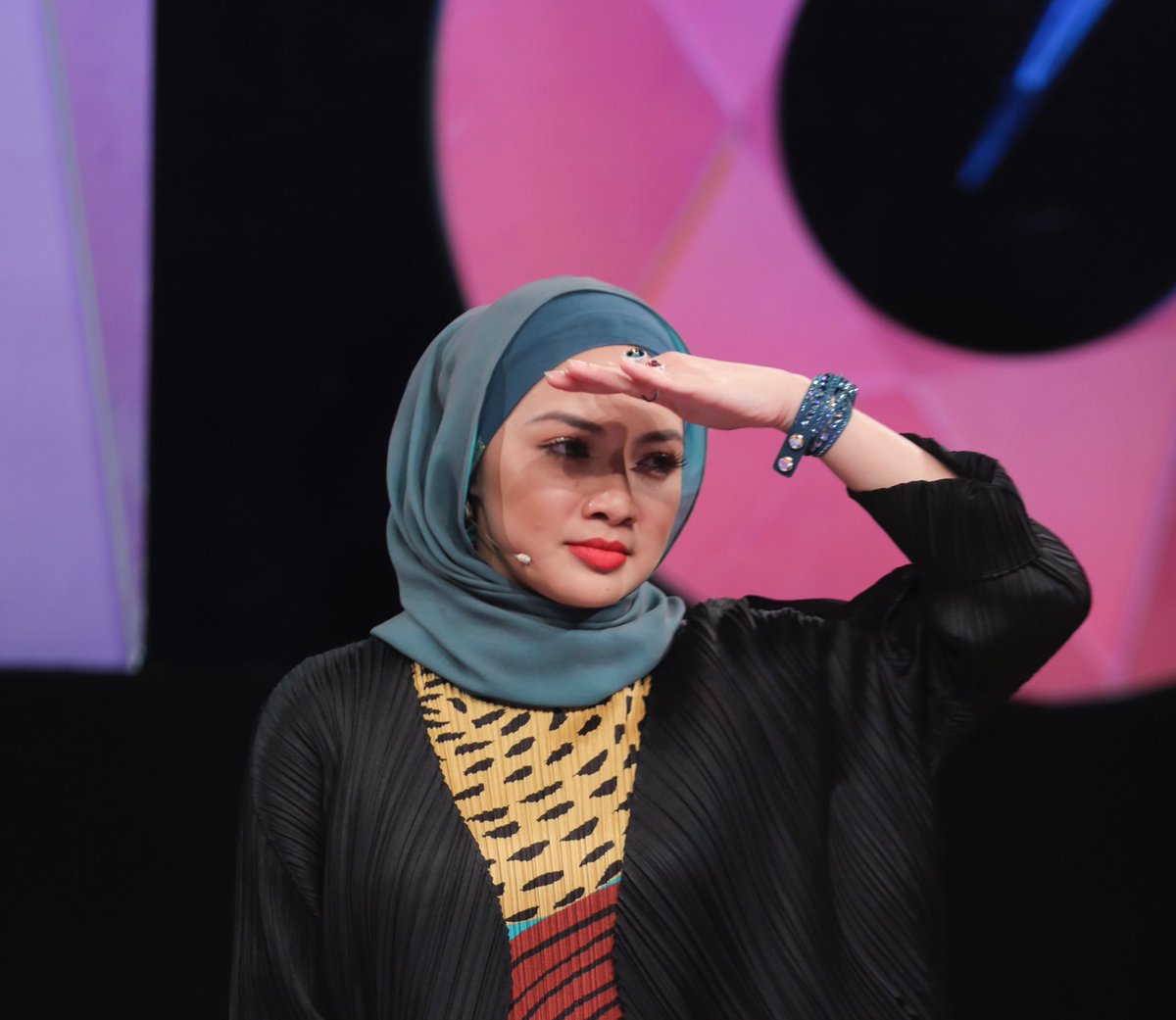 Neelofa's tweet photo. Trying to look for my weekend plans! 😂 Have a great weekend everyone! 💕 https://t.co/UdB0m2hoX1