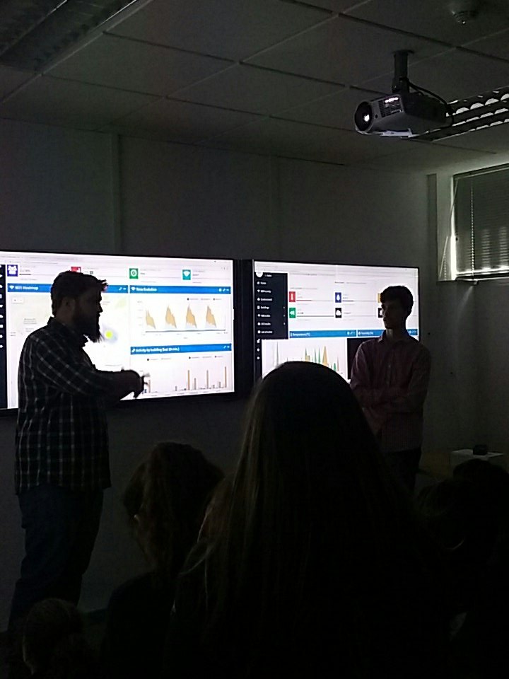 telecoupm's tweet photo. En la jornada de puertas abiertas de @telecoupm, los futuros telecos visitan la sala de demostración de #SmartCities Smart CEI Moncloa. https://t.co/gMo0WQso6c