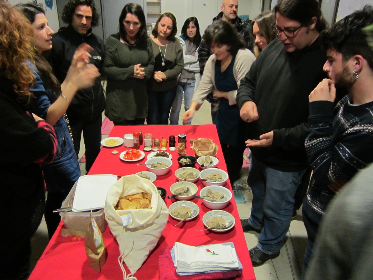 lazzum's tweet photo. Para inaugurar la #ComunidadLazzum merendando lentejas, hay que estar hecho de otra pasta 😏
Gracias @IvanaOven de @ConsumoFlor por este taller con el que promovimos un #ConsumoResponsable #Km0 #local #zerowaste ¡Riquísimo! 😋 Empezamos esta aventura llenxs de energía. https://t.co/herhUSdZR8