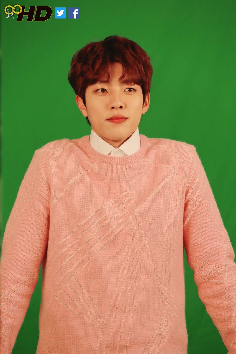 Official_IFNT's tweet photo. [#INFINITE] 다시 돌아온 #인피니트 카카오톡 이모티콘 촬영 비하인드! 세 번째 주인공은 잉피초등학교🏫 2학년 여리!💕 평소 애교를 보기 힘든 멤버 중 하나인지라 더더욱 희귀한 사진들이 아닐까 싶은데요?🤔

#잉피_초등학교_2학년_다운_애교다😆
#더_보고_싶으면_인피니트_채널플러스로_꼬고✌ https://t.co/qbmOU11s9z