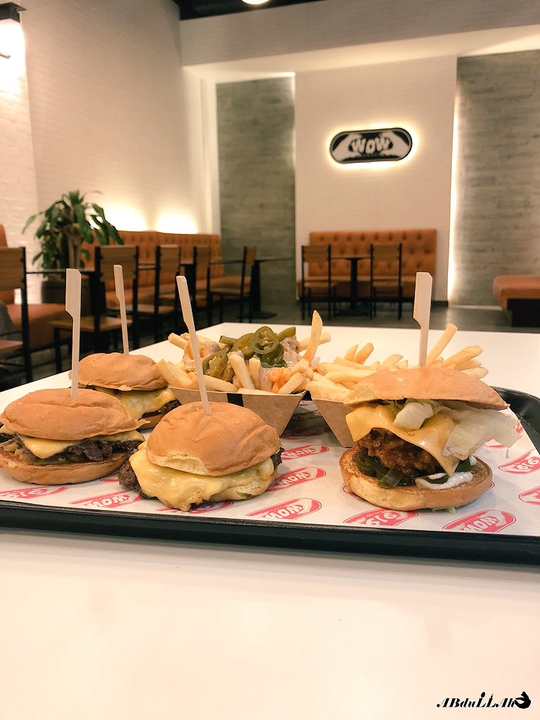 ‏ᎪᏴᎠUᏞᏞᎪᎻ on Twitter "مطاعم_مع_عبدالله wow burger 🍔 أفراد عائلات