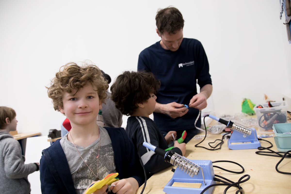 Het is altijd leuk in het #Microlab. Wat kan je hier fijn #maken en #knutselen en #timmeren en #solderen en en en... Kom je morgen ook? En ontdek wat jíj allemaal kan doen! De #Makersclub, elke zaterdagochtend, samen met <a href="/techniekbieb/">Techniekbieb</a>. Aanmelden: makersclub-microlab.eventbrite.nl