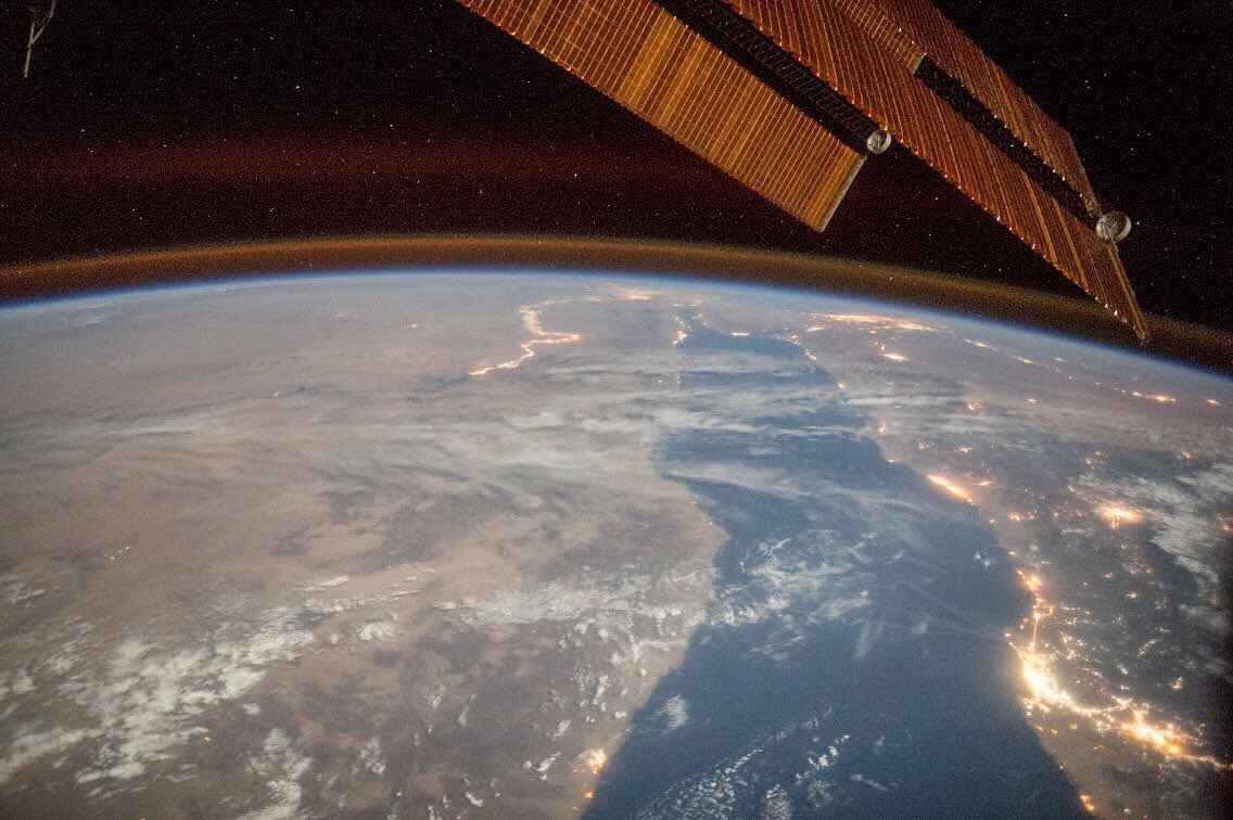 لقطه جمله من الفضاء هذا اليوم للبحر الاحمر و و القطاع الغربي من السعوديه 
تجمع الصورة مدينتي #مكة_المكرمة و #المدينة_المنورة 
و ايضا تظهر #مصر و #النيل و شرق #السودان 
من تصوير رائد الفضاء الياباني كيميا يوي