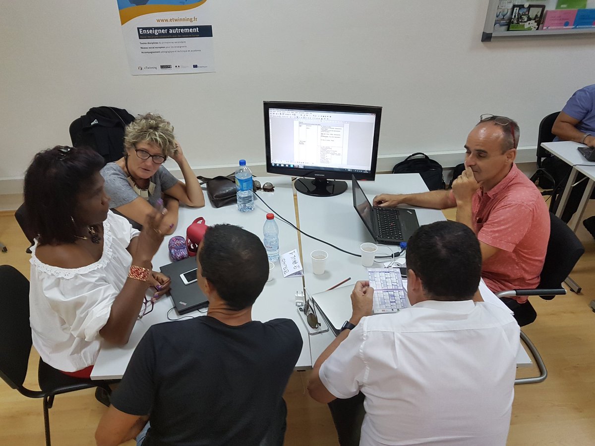 clemi974's tweet photo. Les ambassadeurs EMI 1D @academiereunion élaborent des documents pour faciliter la mise en oeuvre de #spme2018 👌 https://t.co/11lgcxkbSJ
