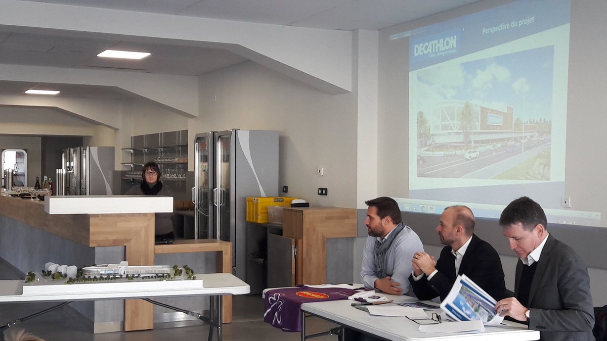 Présentation du projet d'implantation de <a href="/Decathlon/">Decathlon</a> à <a href="/Bourg_en_Bresse/">#BourgenBresse</a>. 
Une volonté de relocalisation près du centre-ville.