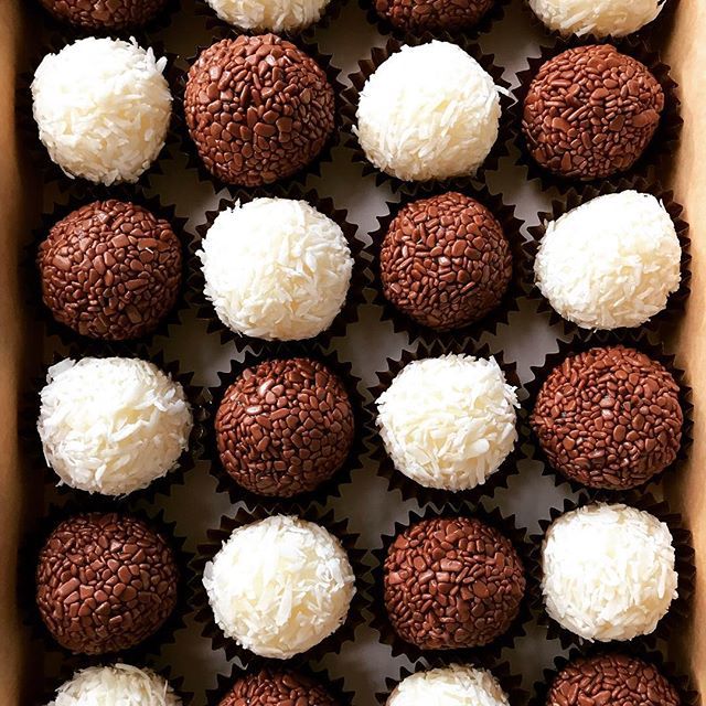 LondonBrigs's tweet photo. Chocolate &amp; Coconut 🥥 the perfect combo 👌🏻 #brigadeiros #braziliantreats #braziliansinlondon #brasileirosemlondres #chocolate #coconut #beijinho https://t.co/rOcNppfA1C https://t.co/vISk0EPMRW