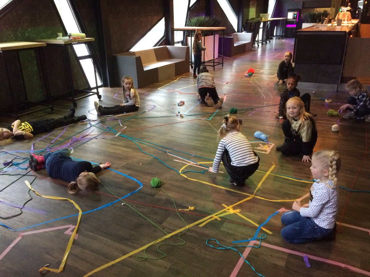 karingerfen's tweet photo. #kunsteducatie in een poppodium, wat matcht er nou beter bij dan #tape en mijn eigen ingrediënt #draad > tape je eigen ruimte (huis) en verbindt deze met elkaar (groep 1,2,3) https://t.co/mEMkIasCGu