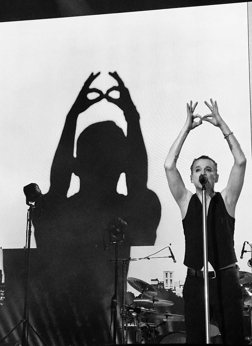 LadyStardust973's tweet image. Con la testa ancora lì #depechemode #liveinmilan #27gennaio #davegahan 🖤