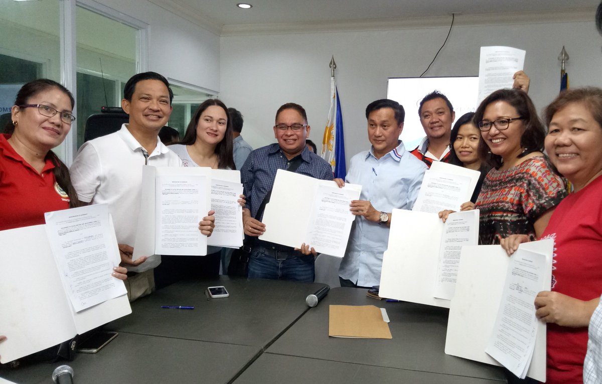dswdserves's tweet photo. DSWD inks agreement with Albay LGUs to implement Cash-for-Work program for Mayon evacuees. | Read full report at https://t.co/FzLQs2ljE6 #DSWDMayMalasakit #DSWDParaSaNakararami #MayonEruption https://t.co/yfRw94Qr0M