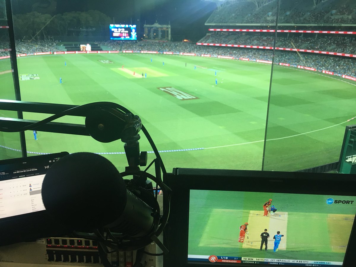 picklesandbonz's tweet photo. Livin the dream at the @BBL semi-final @tensporttv @MarkHoward03 #onthemic #voicefromabove #strikeforce https://t.co/PYdh5r7vBV