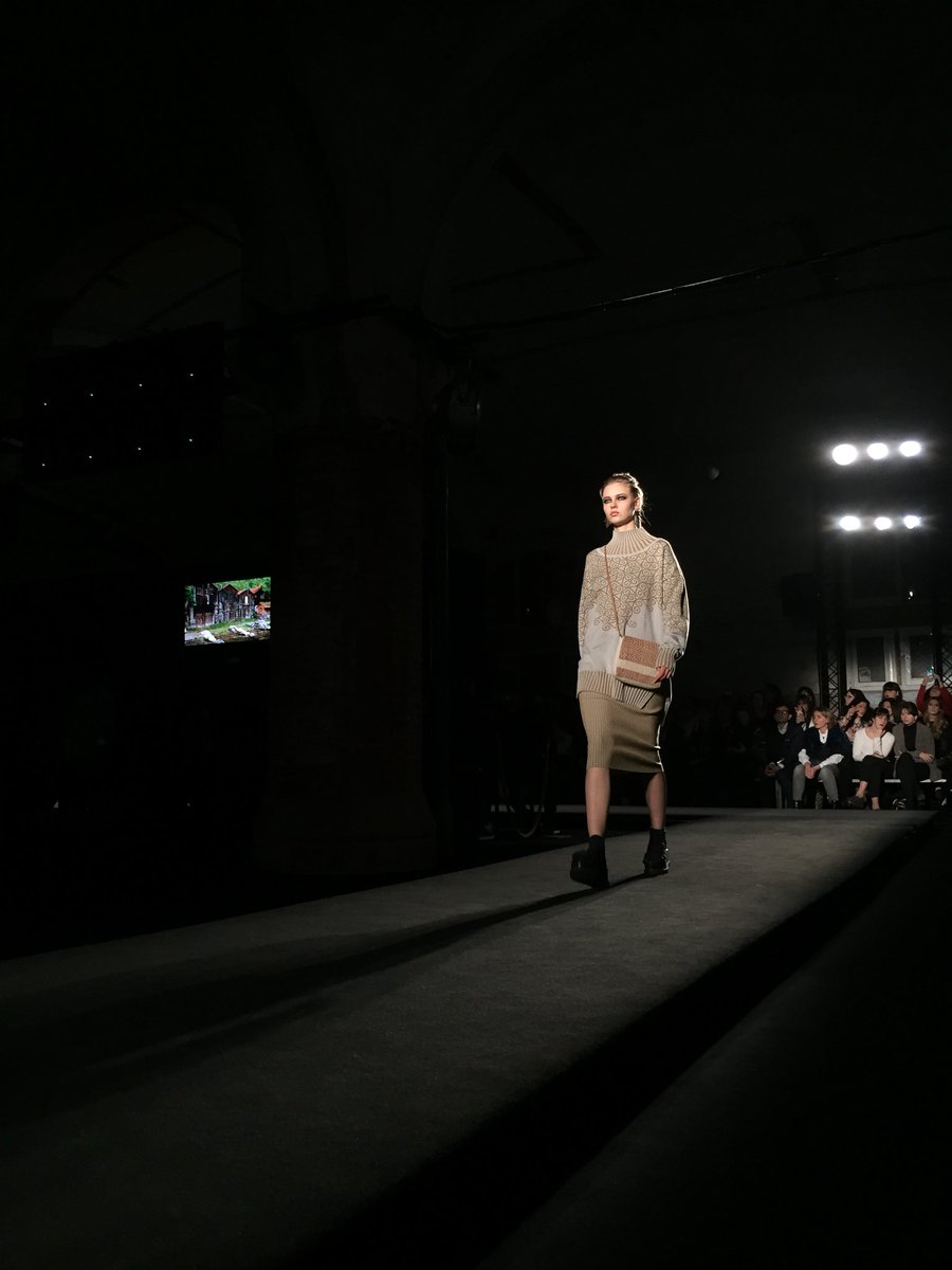 080_bcn_fashion's tweet photo. [CATWALK] “Labyrinth” una col·lecció de @EFKnitwear inspirada en l’estètica viking i en la simbologia dels celtes https://t.co/A0CN7Kfsrl