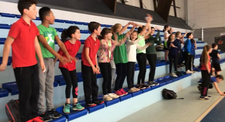 HandballOrvault's tweet photo. Grosse ambiance pour la dernière activité dans le cadre du projet #HandPourElles 🔥 avec le tournoi Inter-écoles. 
Émotion, Fair Play, et Handball vont rythmer la journée 😁👍🤾‍♀️
#SportPourElles #Orvault #Handball #ProjetFou https://t.co/v6Yg743Qo9