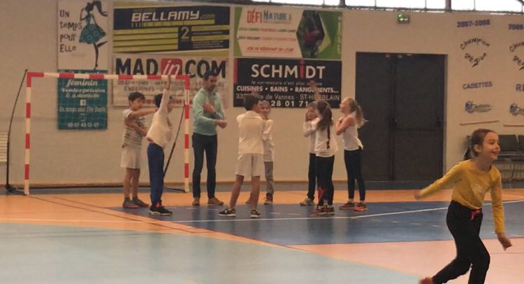 HandballOrvault's tweet photo. Grosse ambiance pour la dernière activité dans le cadre du projet #HandPourElles 🔥 avec le tournoi Inter-écoles. 
Émotion, Fair Play, et Handball vont rythmer la journée 😁👍🤾‍♀️
#SportPourElles #Orvault #Handball #ProjetFou https://t.co/v6Yg743Qo9