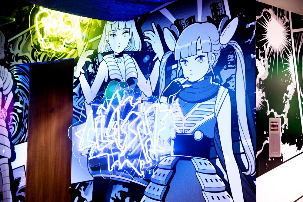六本木『KAIJU MUSUME 6』レストラン店内のウォールにもたくさんイラストがプリントされております。是非見に来て飲んで食べて遊びに来てほしいです〜〜〜よろしくお願いします🙏🏻🌟 https://t.co/rQS8zSICXx 