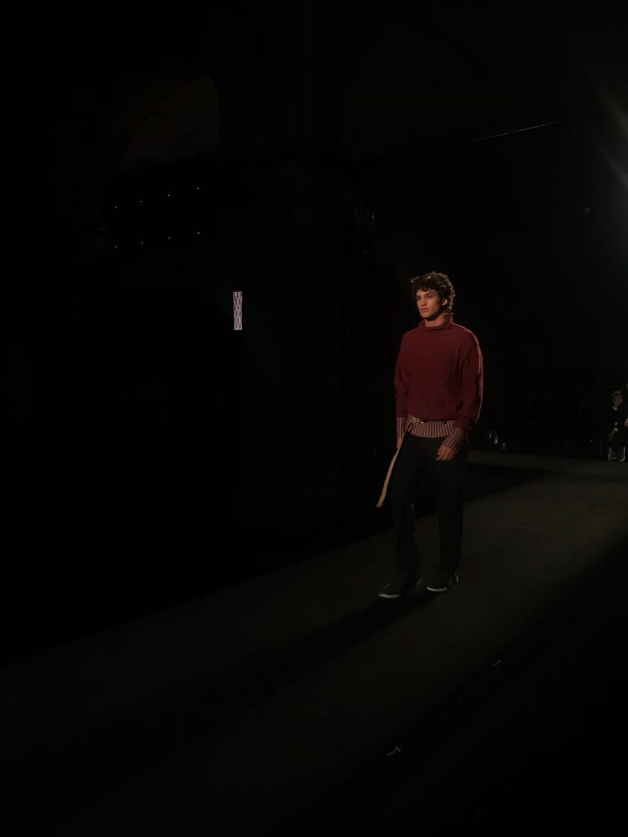 080_bcn_fashion's tweet photo. [CATWALK] El celtic blue como color base mezclándolo con el ocre, el verde y el granate @EFKnitwear https://t.co/0fNfIMsFQB