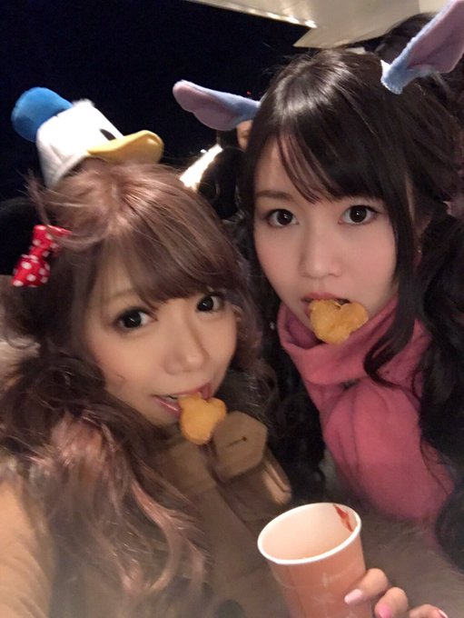 #ツインテールの日 with #芹野莉奈 ♡  去年一緒にツインテールしてディズニーランド行ったときの🐭笑  もうやることはないだろうってレベルのくるくるツインテール(　˙-˙　)  芹野は出会った頃からツインテールのイメージだし相変わらず似合う😳🎉<a href="/tag/%E3%83%84%E3%82%A4%E3%83%B3%E3%83%86%E3%83%BC%E3%83%AB%E3%81%AE%E6%97%A5"class="tags">#ツインテールの日</a><a href="/tag/%E8%8A%B9%E9%87%8E%E8%8E%89%E5%A5%88"class="tags">#芹野莉奈</a>