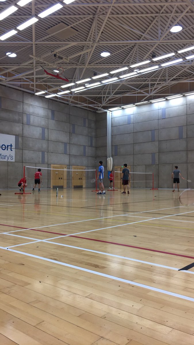 Unlucky loss on Wednesday for the ladies against Queen Mary’s and the men’s against kings🏸 Great to finally be back and playing! Despite the loss everyone played well 🏸 An amazing atmosphere to have both teams playing at home! 🔵⚪️ #blueandwhite #simmies