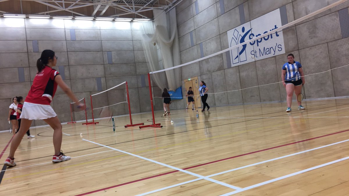 stmarys_badders's tweet photo. Unlucky loss on Wednesday for the ladies against Queen Mary’s and the men’s against kings🏸 Great to finally be back and playing! Despite the loss everyone played well 🏸 An amazing atmosphere to have both teams playing at home! 🔵⚪️ #blueandwhite #simmies https://t.co/n9iwimuQAE