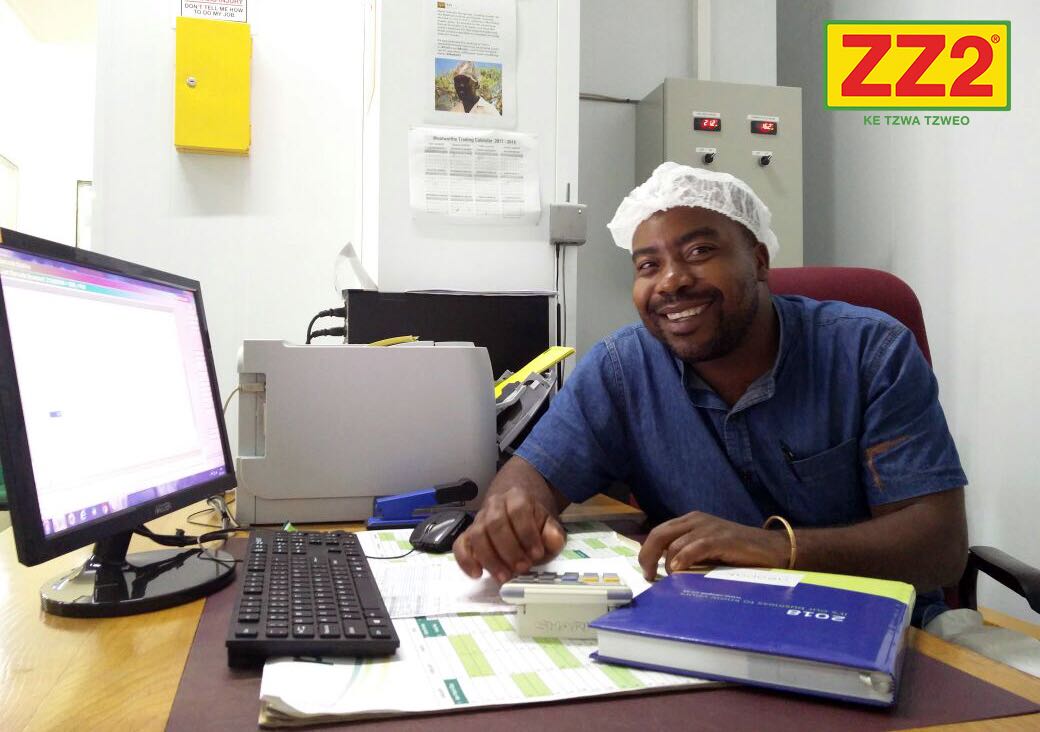 ZZ2Farming's tweet photo. Meet Needmore Sendeka, loading supervisor of speciality tomato varieties at our Boekenhoutbult packhouse in the #Mooketsi valley, #Limpopo: https://t.co/qUsrL15whx #MetZZ2 https://t.co/oY9QXZwJiS