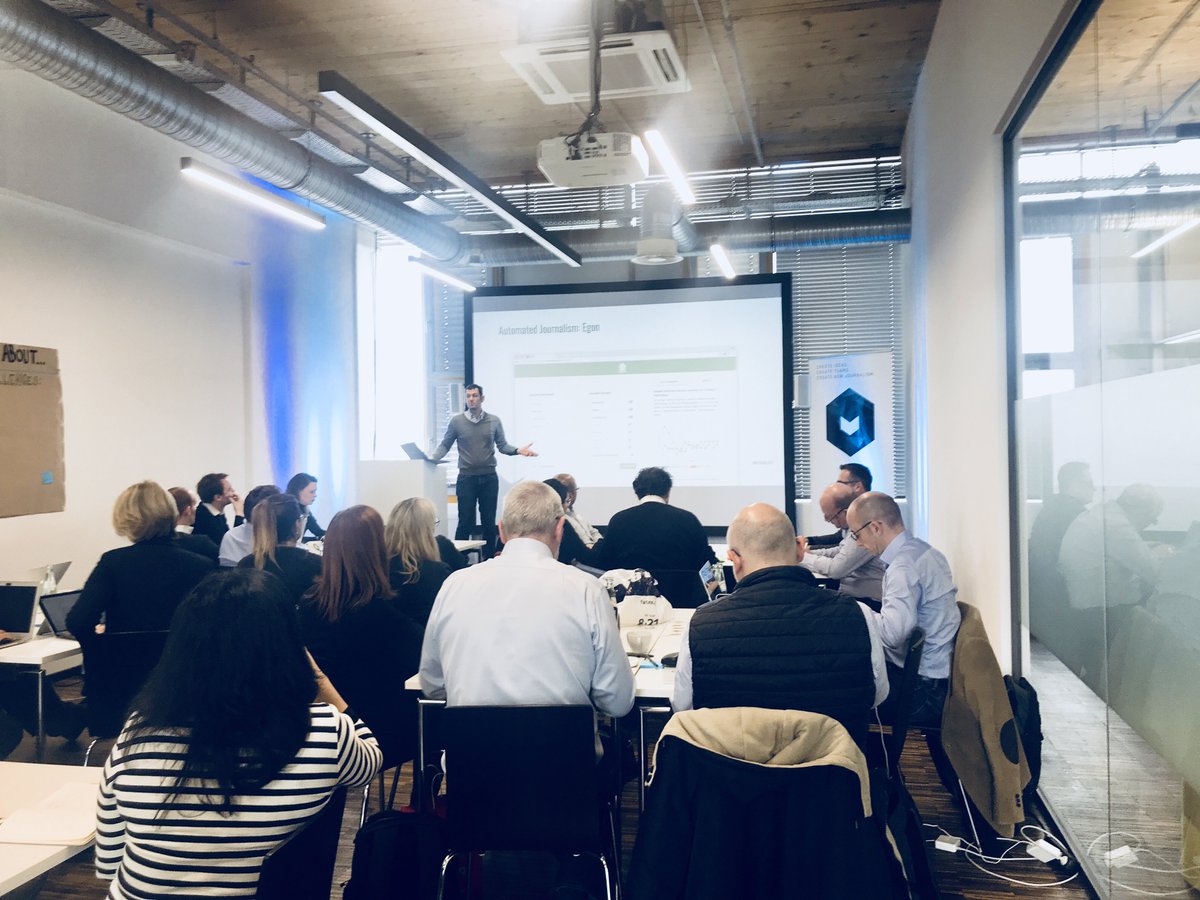 nad_rig's tweet photo. #medialabday @MediaLabBayern @blacktarmac isst hier nicht nur Brezn, er erzählt auch, was das APA-medialab so macht. Zum Beispiel komische Namen für Journalismus-Bots aussuchen. #egon https://t.co/1EtlKlXj9T