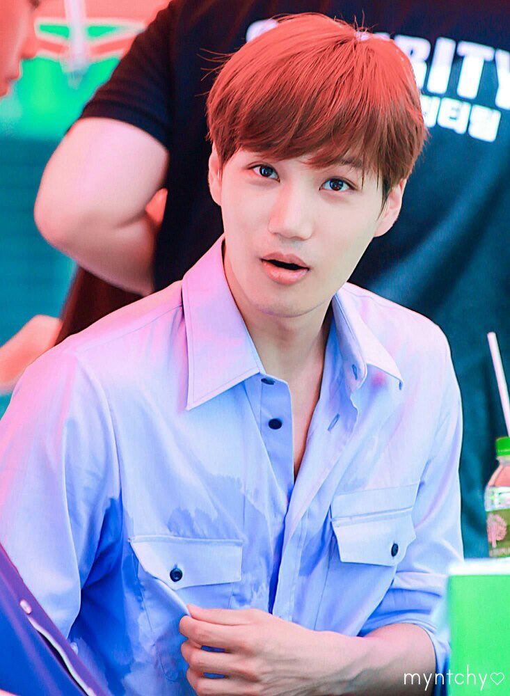 0420hourly's tweet photo. i’d give him the world tbh  @weareoneEXO #BestFanArmy #EXOL #iHeartAwards https://t.co/8AmloWe1Gj