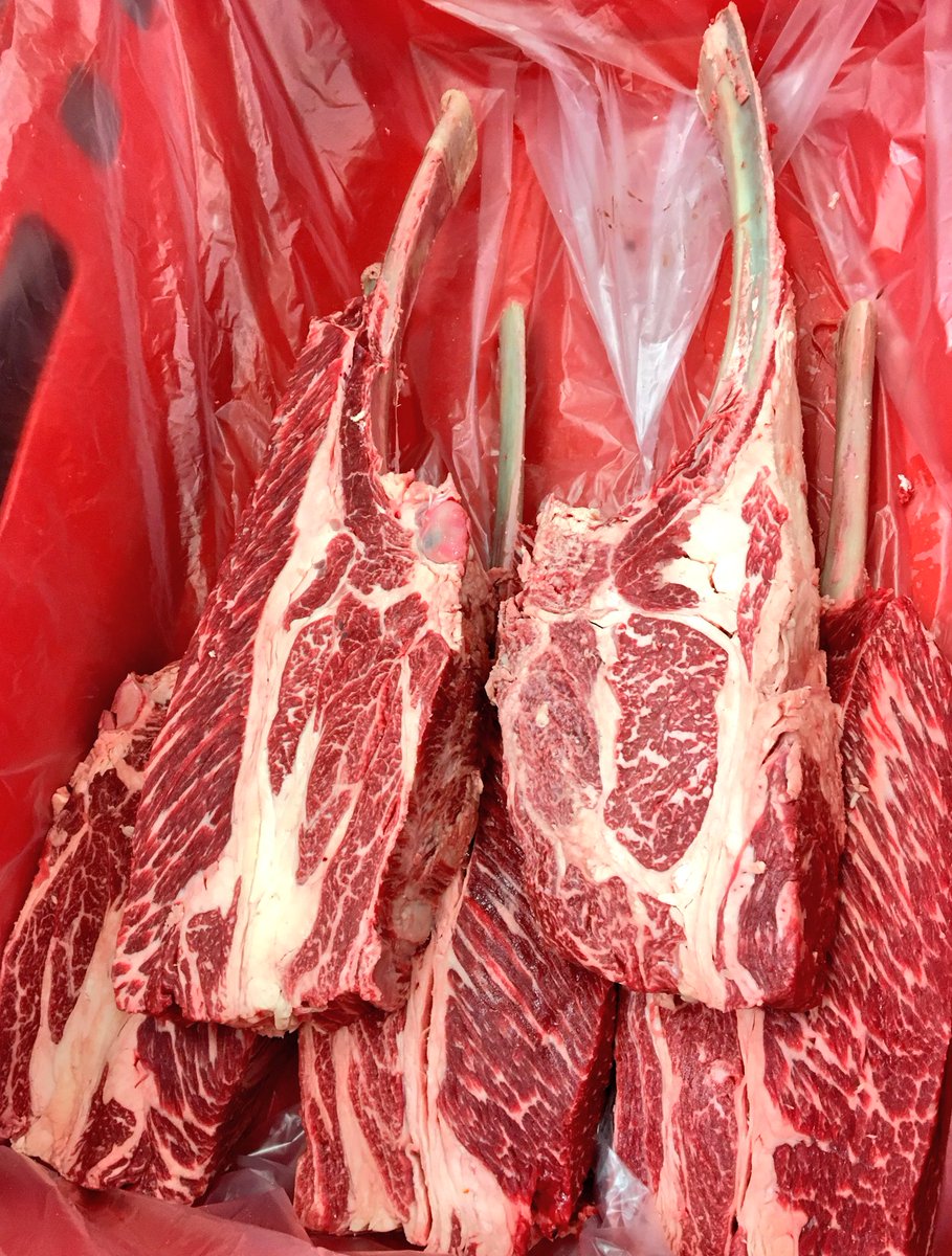 mercamadrid_hoy's tweet photo. Nuevos cortes cárnicos avanzan con paso firme en nuestra gastronomía. Espectacular tomahawk, de kilo y medio para compartir. ¿Te animas a probar? #vistoenmercamadrid #ElEncinardeHumienta https://t.co/4sT3KovWVF