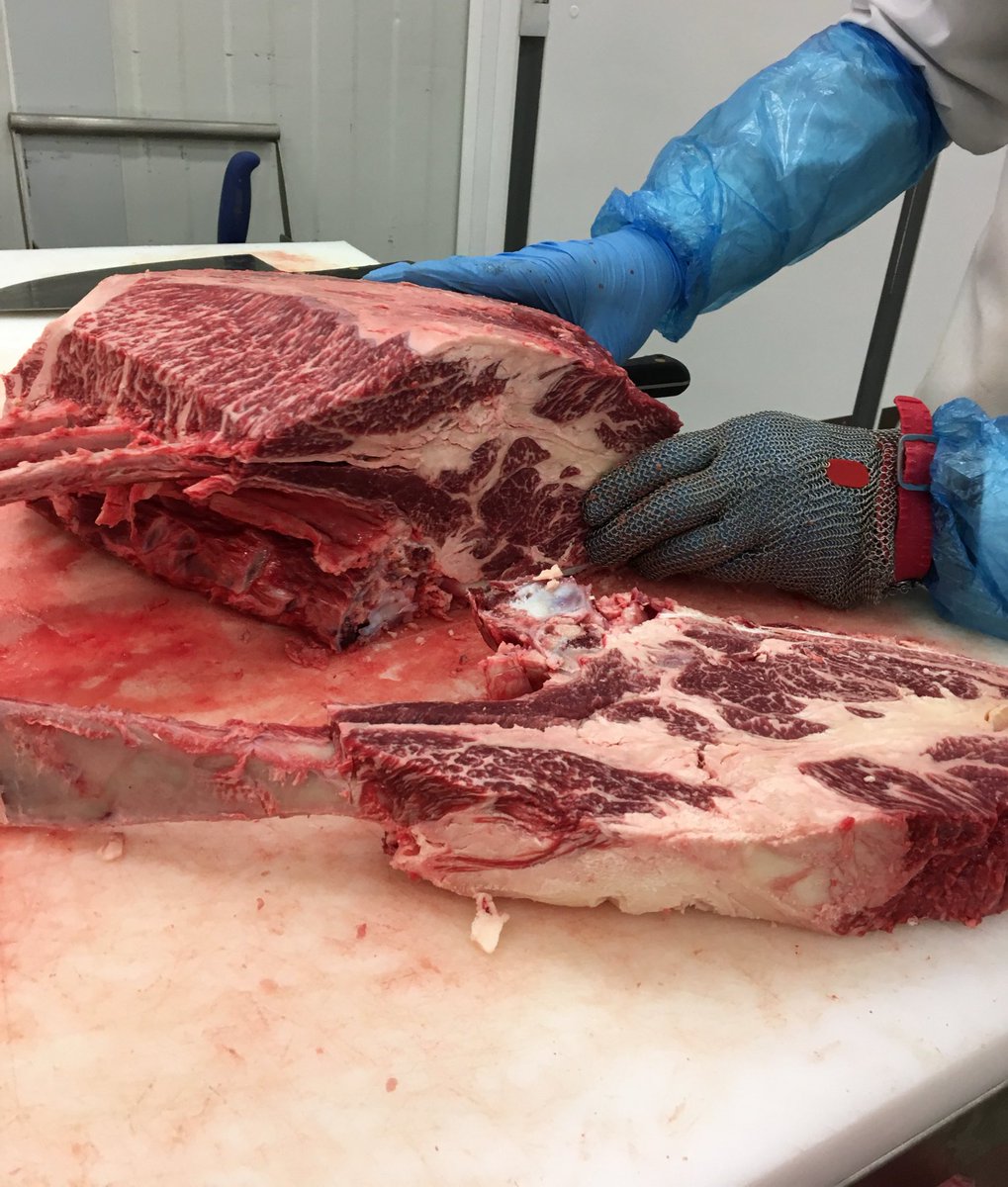 mercamadrid_hoy's tweet photo. Nuevos cortes cárnicos avanzan con paso firme en nuestra gastronomía. Espectacular tomahawk, de kilo y medio para compartir. ¿Te animas a probar? #vistoenmercamadrid #ElEncinardeHumienta https://t.co/4sT3KovWVF