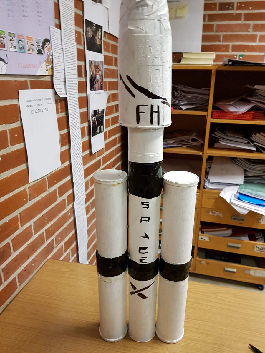 Benja6372's tweet photo. @elonmusk look we a Falcon heavy fore a School projekt https://t.co/n2vGz1AkCk