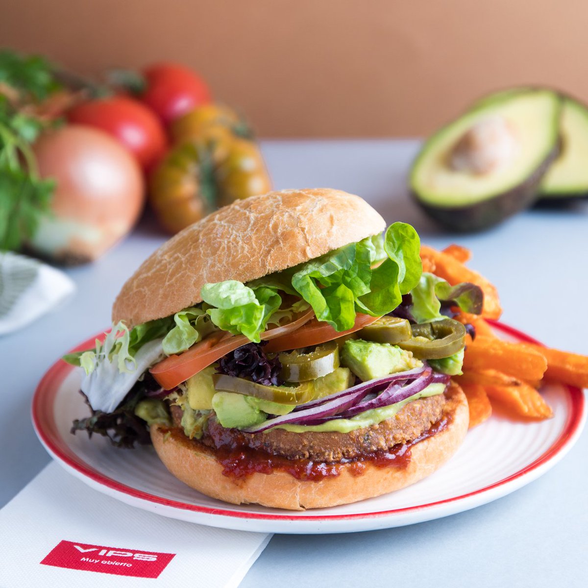 VIPS's tweet photo. ¡Burger de falafel!:
- aguacate 🥑✅
- jalapeños 🌶️✅
- cebolla roja ✅
- chutney de 🍅✅
- lechuga✅
... ¡Ven y hazla a tu gusto!🥗🌱💚
¡100% veggie! #VIPSATuGusto https://t.co/wlSzIjgsOP