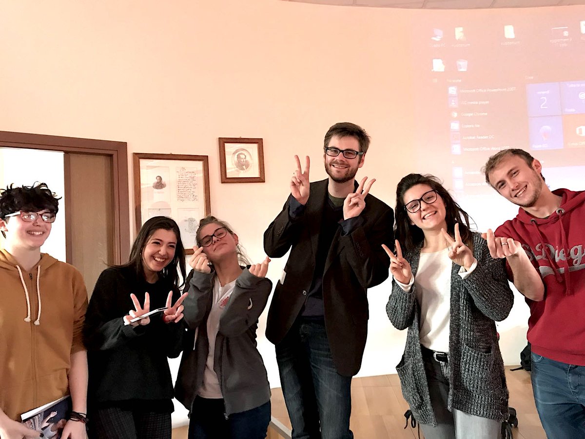 Aula magna del <a href="/LiceoBottaIvrea/">Liceo Botta Ivrea</a> gremita (e studenti conquistati) questa mattina per le #LanterneInvolo di <a href="/alecash/">Alec Ash</a>! 
Oggi pomeriggio alle 18.30 ultimo appuntamento del suo tour italiano all'#IstitutoConfucio dell'<a href="/Unicatt/">Università Cattolica</a> di #MIlano.